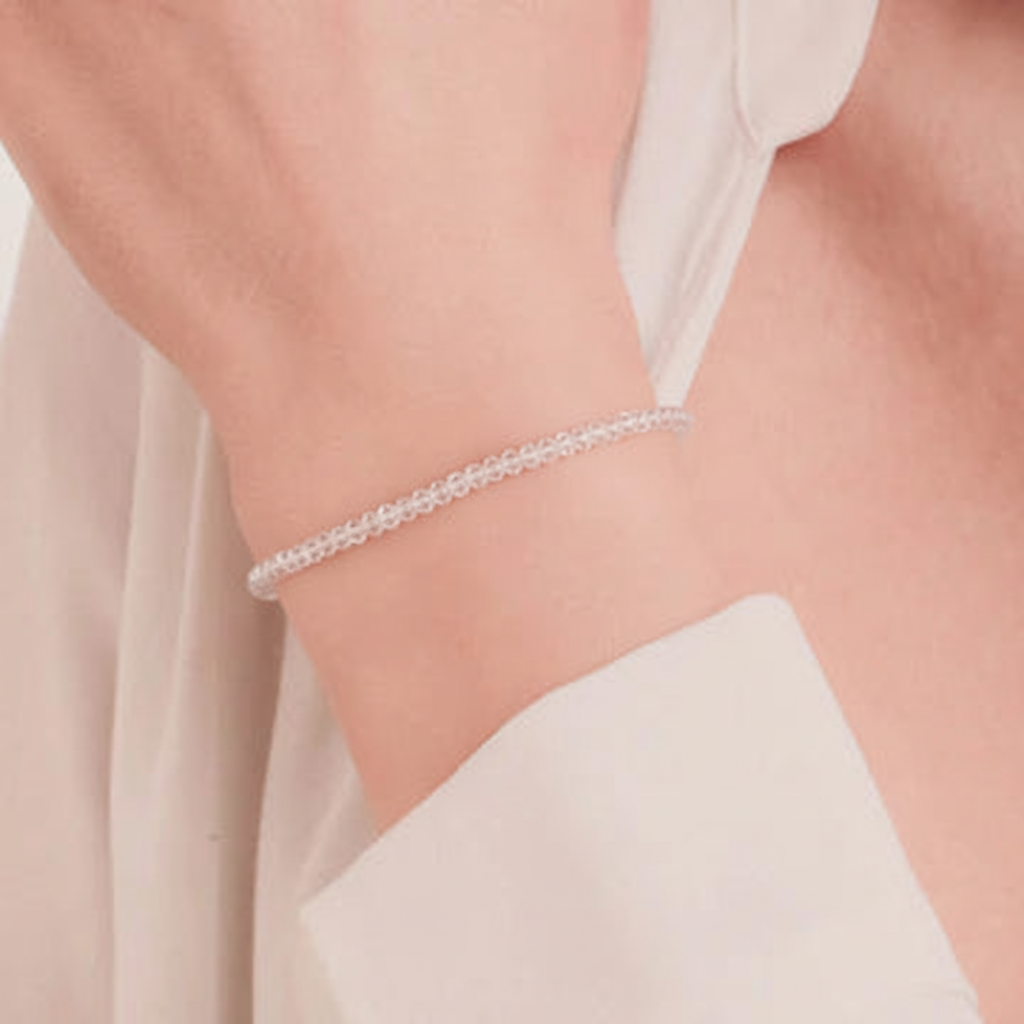 模特佩戴细白水晶手串